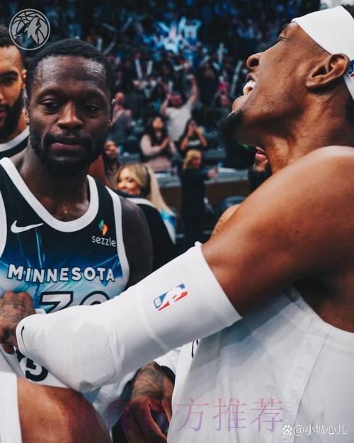 兰德尔侵略性十足 撞翻申京暴扣得手 兰德尔侵略性十足 撞翻申京暴扣得手